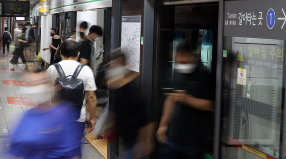 서울 지하철 시청역에서 시민들이 발걸음을 옮기고 있다, 2021.8.16/뉴스1