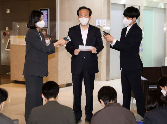 정호영 보건복지부 장관 후보자가 22일 오전 서울 서대문구 국민연금공단 서울북부지역본부에 마련된 인사청문회 준비 사무실로 출근하며 취재진의 질문에 답하고 있다. 2022.4.22 뉴스1