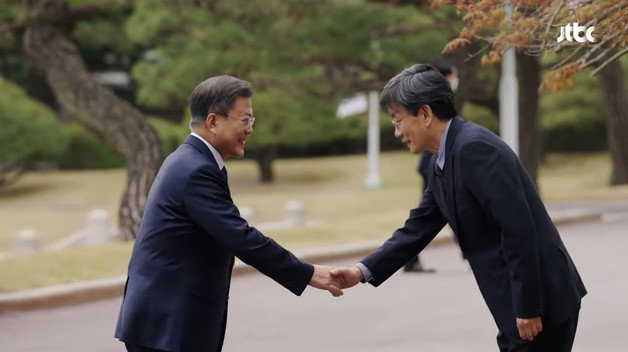 문재인 대통령과 손석희 전 JTBC 앵커 (JTBC 유튜브 영상 갈무리) © 뉴스1