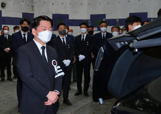 안철수 대통령직 인수위원장이 22일 오전 서울 종로구 서울대병원 장례식장에서 열린 부친 안영모 전 범천의원 원장 발인식에서 고인의 마지막 길을 배웅하고 있다. 인수위사진기자단