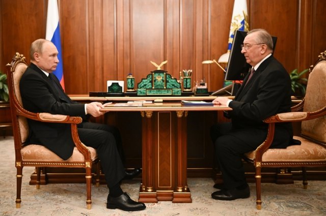[모스크바=AP/뉴시스] 21일(현지시간) 러시아 모스크바 크렘린에서 블라디미르 푸틴 러시아 대통령(왼쪽)이 세르게이 쇼이구 국방장관(오른쪽)과 회의하는 모습. 뉴시스