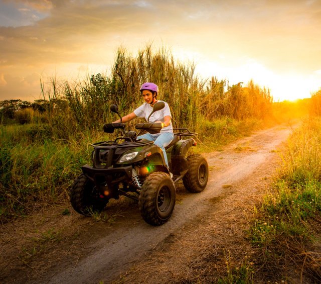 산악 오토바이를 타고 팜팡가의 활화산 피나투보산을 오르는 관광객. 사진 제공 필리핀관광부