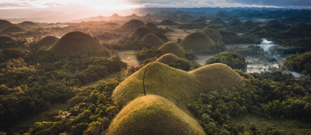 보홀의 초콜릿 힐. 키세스 초콜릿 모양의 원뿔형 언덕이 장관을 이룬다. 사진 제공 필리핀관광부