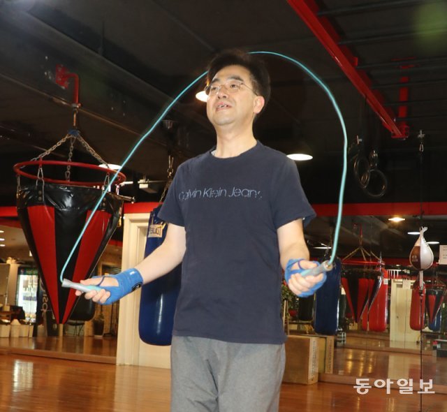 서상원 교수는 권투를 하기 전 줄넘기로 몸을 푼다. 보통은 3분 줄을 넘고 30초 쉬면서 3세트로 운동한다. 김동주 기자 zoo@donga.com