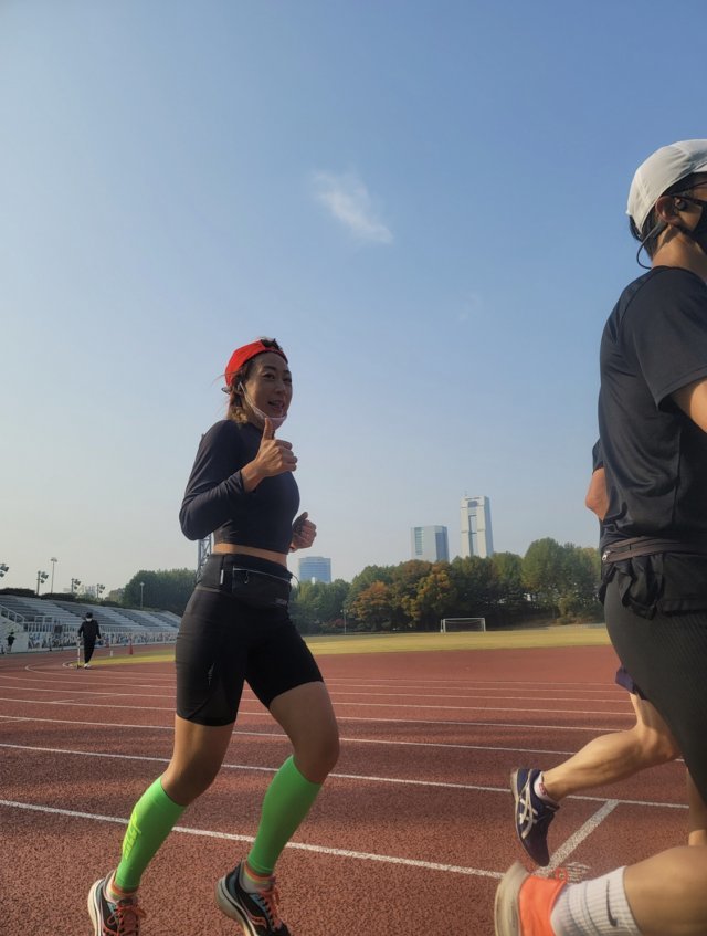 정진선 씨가 육상 트랙을 달리고 있다. 그는 SFR(Seoul Fun Run) 마라톤클럽 훈련 땐 주로 트랙을 달리며 잘못된 달리기 자세 등에 대해 지도자와 선배들의 조언을 받는다. 정진선 씨 제공.