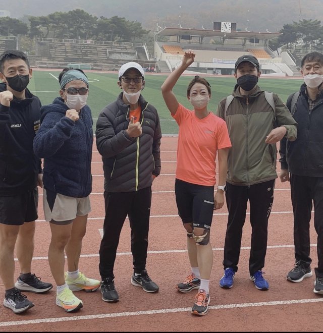 정진선 씨(오른쪽에서 세 번째)가 SFR(Seoul Fun Run) 마라톤클럽에서 훈련하다 포즈를 취했다. 정진선 씨 제공.