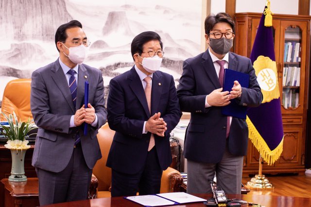 22일 박병석 국회의장(가운데)이 국회에서 ‘검수완박’ 법안 중재안을 박홍근 더불어민주당 원내대표(왼쪽), 권성동 국민의힘 원내대표(오른쪽)와 논의해 합의한 뒤 박수를 치고 있다. 뉴시스