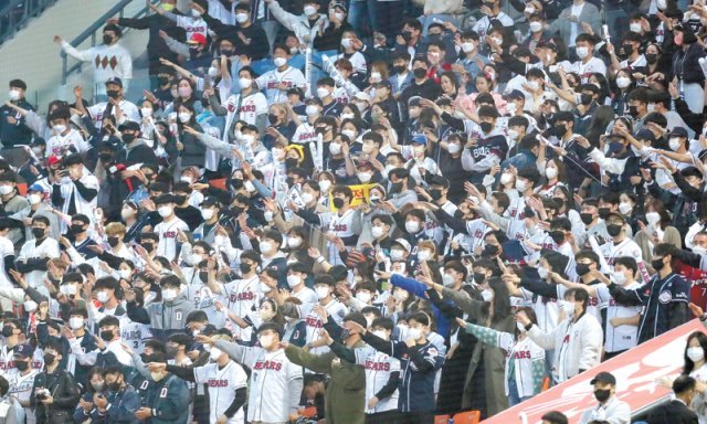 한국야구위원회(KBO)에서 육성 응원 금지 조치를 해제한 22일 서울 잠실구장을 찾은 두산 팬들이 응원단과 함께 소리 높여 두산 선수들을 응원하고 있다. KBO에서 공식적으로 육성 응원을 허용한 건 2019년 한국시리즈가 열린 그해 10월 26일 이후 이날이 909일 만에 처음이다. 뉴스1