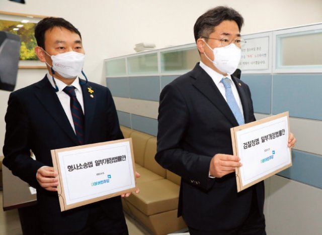 4월 15일 더불어민주당 김용민(왼쪽), 박찬대 의원이 서울 여의도 국회 의안과에 각각 형사소송법, 검찰청법 개정안을 제출하고 있다. [동아DB]