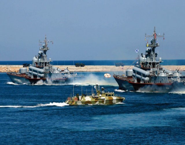 크림반도 인근 해상에서 훈련 중인 러시아 해군 함정들. [뉴시스]