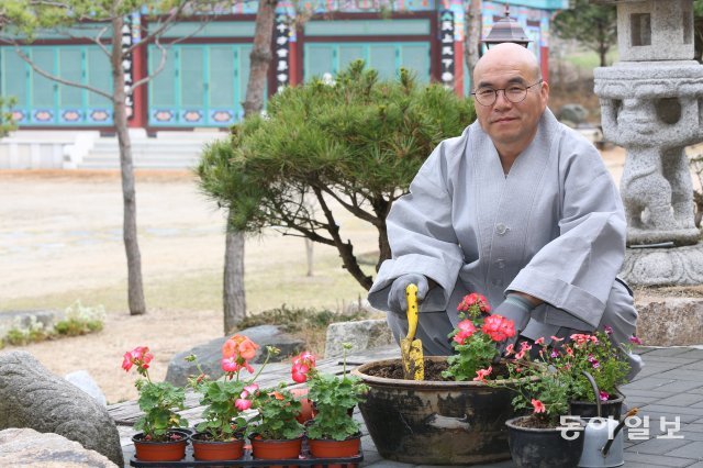 8년 만에 충북 청주시 마야사에서 만난 현진 스님은 “수행의 꽃은 작은 배려심에서 시작된다”며 “나와 우리 종교를 넘어서야 세상이 아름다워질 수 있다”고 말했다. 불교신문 제공