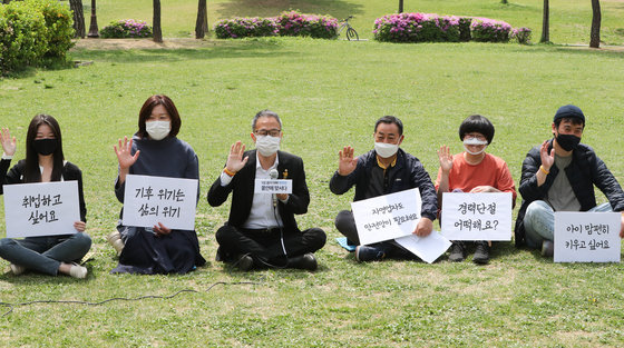 박주민 더불어민주당 의원이 24일 서울 영등포구 여의도공원에서 기자회견을 열고 6·1 전국동시지방선거 서울시장 출마 선언을 마친 뒤 지지자들과 함께 기념촬영을 하고 있다. 2022.4.24/뉴스1