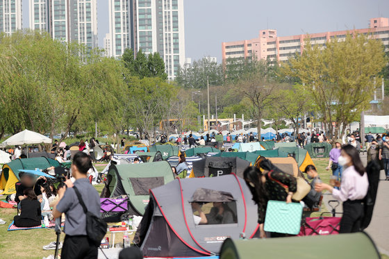 사회적 거리두기가 해제되고 첫 주말인 24일 오후 서울 반포한강공원을 찾은 시민들이 휴일을 만끽하고 있다. 2022.4.24/뉴스1