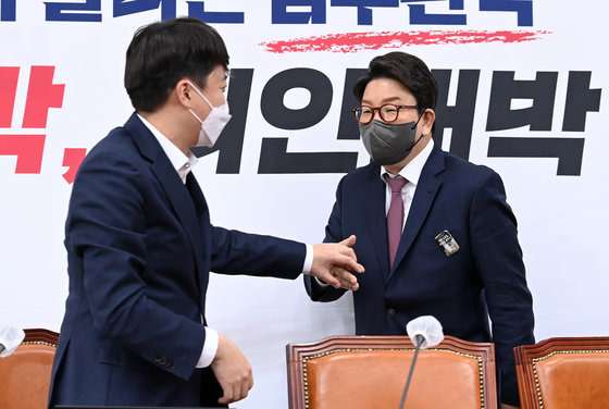 권성동 국민의힘 원내대표(오른쪽)가 21일 오후 서울 여의도 국회에서 열린 더불어민주당의 ‘검수완박’ 법안 강행처리 저지를 위한 국민의힘 당 대표-중진의원 긴급 연석회의에 참석을 하며 이준석 대표와 악수를 하고 있다. 사진공동취재단