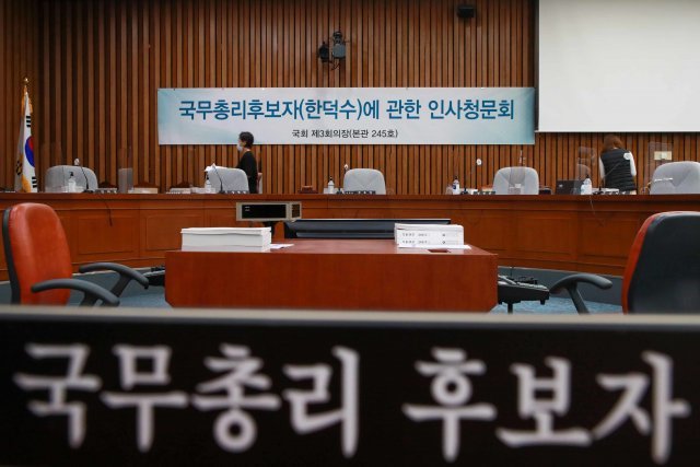 한덕수 국무총리 후보자에 대한 인사청문회를 하루 앞둔 24일 서울 여의도 국회의사당 제3회의장에서 국회사무처 직원들이 인사청문회 준비를 하고 있다. 사진공동취재단