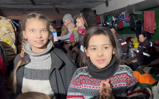 우크라이나 남부 마리우폴의 제철소에서 러시아군에 포위된 채 
갇혀 있는 여성과 아이들은 “물과 식량이 고갈되고 있다”며 도움을 호소했다. 유리 글로단 페이스북·우크라이나군 소속 아조우연대 
유튜브 캡처