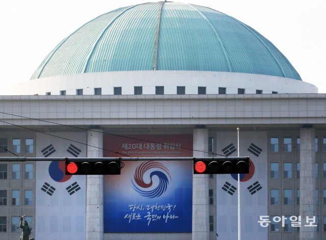 민주 “尹, 국회 입법 존중하라” 수사권 조정 합의안 압박