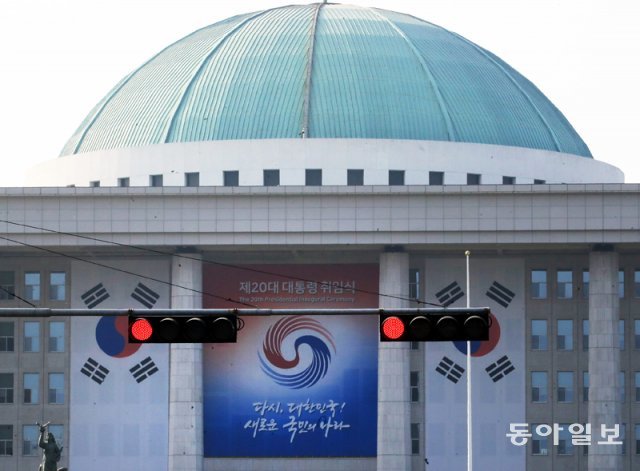 민주 “尹, 국회 입법 존중하라” 수사권 조정 합의안 압박