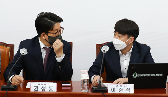 이준석 국민의힘 대표(오른쪽)와 권성동 원내대표. © News1