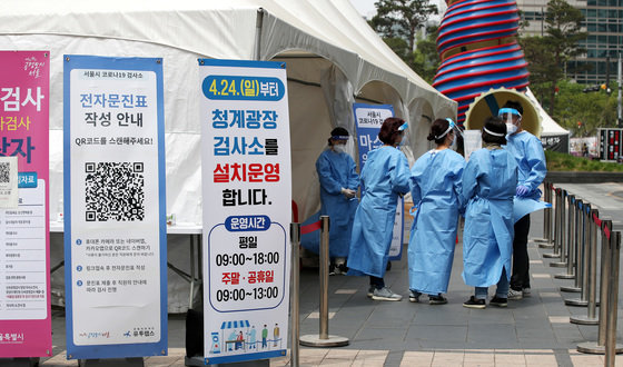 서울 청계광장에 설치된 임시 선별검사소에서 의료진이 분주하게 움직이고 있다./뉴스1