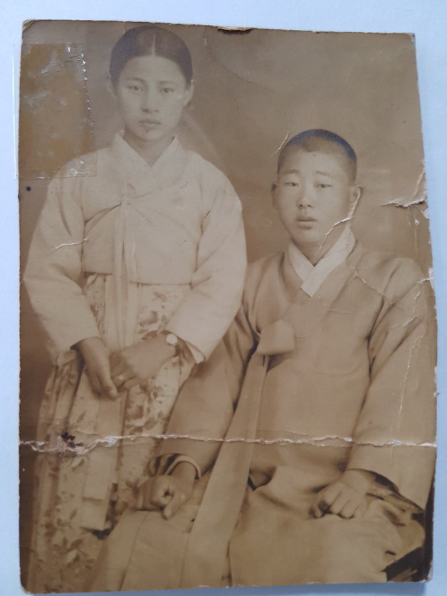 고(故) 김학수 이병과 배우자 고(故) 이소저씨의 약혼 사진. 이씨는 1959년 31세의 나이로 작고했다. (국유단 제공) © 뉴스1