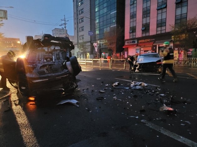 25일 새벽 서울 광진구에서 음주운전을 하던 SUV 승용차가 도로를 역주행해 택시와 오토바이를 들이받는 사고가 발생했다. (광진소방서 제공) © 뉴스1