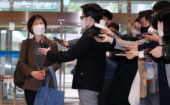 한화진 환경부 장관 후보자가 14일 오전 서울 여의도 이룸센터에 마련된 인사청문회 준비 사무실로 출근하며 취재진의 질문에 답하고 있다. 2022.4.14/뉴스1 © News1