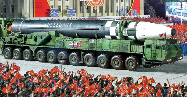 북한이 2020년 10월 10일 평양 김일성광장에서 열린 노동당 창건 75주년 기념 열병식에서 처음 공개한 신형 대륙간탄도미사일(ICBM). 북한이 2018년 공개한 ICBM 화성-15형의 이동식발사차량(TEL) 9축짜리 바퀴보다 2개 늘어난 11축 바퀴가 눈에 띈다. 길이도 화성-15형(22m)보다 늘어난 24m로 파악된다. 노동신문 뉴스1