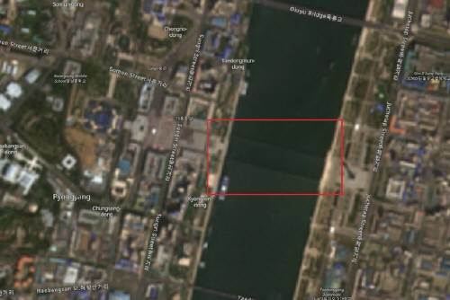 북한의 열병식 장소인 평양 김일성 일대를 촬영한 인공위성 ‘센티널-2A’의 지난 20일자 위성사진. 광장 동편으로 대동강을 가로질러 ‘부교’로 추정되는 물체가 2개(빨간색 사각형) 설치돼 있다. (센티널허브 캡처) 뉴스1