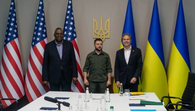 볼로디미르 젤렌스키(가운데) 우크라이나 대통령이 24일(현지시간) 키이우를 방문한 로이드 오스틴(왼쪽) 미 국방장관, 토니 블링컨 미 국무장관을 만나 회담 전 기념 촬영을 하고 있다. AP/뉴시스