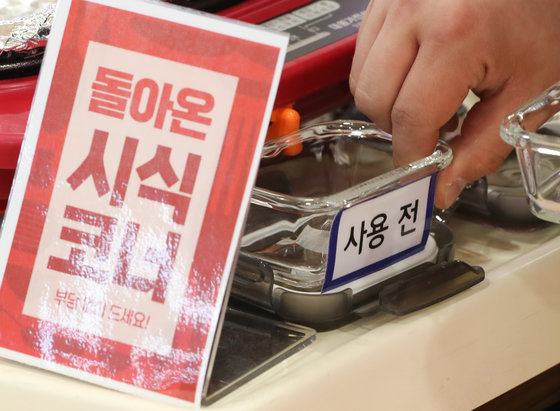 코로나19의 감염병 등급이 1급에서 2급으로 하향 조정된 25일 서울의 한 대형마트에서 직원이 시식코너를 준비하고 있다. 뉴스1
