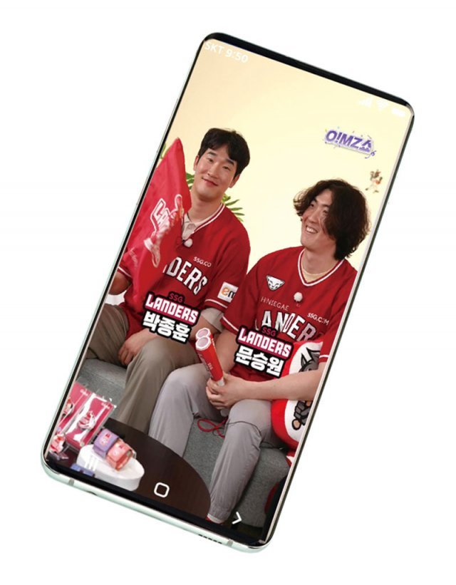 SSG랜더스 박종훈 선수(왼쪽)와 문승원 선수가 쓱라이브에 츨연해 팬들과 소통하고 있다.