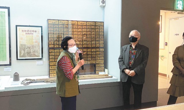 12일 한 여성 기증자가 인천시립박물관에 전시될 유물로 내놓은 약장에 대해 설명하고 있다. 인천시립박물관 제공