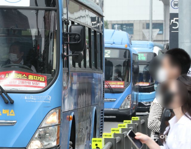 줄줄이 ‘총파업’ 예고 팻말 25일 서울역 버스환승센터에 ‘시내버스 총파업’ 팻말이 붙은 버스가 줄지어
 들어오고 있다. 26일부터 총파업을 예고한 서울 경기 부산 등 전국 7개 지역 버스노동조합은 25일 밤늦도록 사측과 막판 협상을
 이어갔다. 신원건 기자 laputa@donga.com