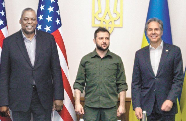 키이우에서 볼로디미르 젤렌스키 우크라이나 대통령(가운데)을 만난 토니 블링컨 미국 국무장관(오른쪽)과 로이드 오스틴 국방장관. 키이우=AP 뉴시스