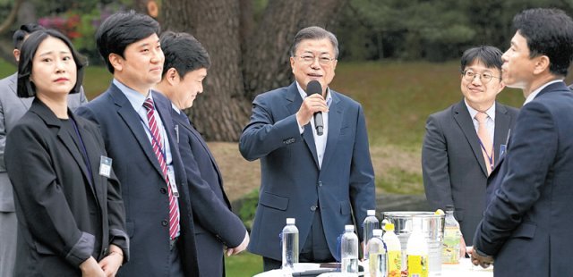 文 “5월 9일 오후 6시 업무 마치고 靑서 퇴근” 문재인 대통령이 25일 오후 청와대 녹지원에서 열린 출입기자단 
초청 행사에서 기자단 질문에 답하고 있다. 이날 문 대통령은 “저는 5월 9일 오후 6시, 업무를 마치는 시간에 청와대에서 퇴근할
 계획”이라며 임기 마지막 날 일정을 밝혔다. 청와대사진기자단