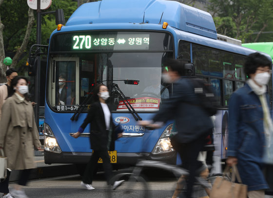 서울시버스노동조합 총파업을 하루 앞둔 25일 오전 서울 종로구 종각역 버스정류장에 정차한 시내버스에 총파업 선전물이 게시돼 있다. 2022.4.25/뉴스1
