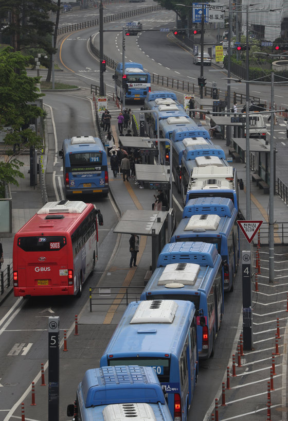 서울시버스노동조합 총파업을 하루 앞둔 25일 오전 서울역 버스정류장에서 버스가 운행하고 있다. 2022.4.25/뉴스1