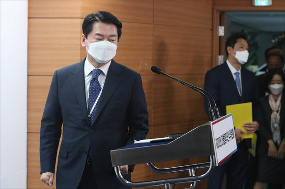 안철수 대통령직인수위원회 위원장이 25일 오후 서울 종로구 통의동 인수위 사무실에서 새정부 미래먹거리 분야 국가전략 발표를 위해 입장하고 있다. 2022.4.25/ 인수위사진기자단