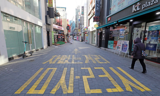 서울시 중구 명동거리가 한산한 모습을 보이고 있다. 2022.2.3/뉴스1 © News1