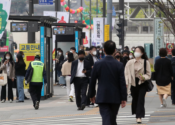 서울 종로구 광화문 네거리에서 마스크를 쓴 시민들이 출근을 하고 있다. 뉴스1