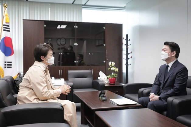 국민의힘 김은혜 경기도지사 후보는 25일 오전 종로구 통의동 대통령직인수위원회 안철수 인수위원장을 만나 경기도 현안을 담은 ‘10대 드림박스 건의서’‘를 제출했다. 정치권은 김 후보 지역구(분당갑) 보궐선거에 안 위원장이 출마할지 여부를 놓고 이런 저런 분석을 내놓고 있다 .© 뉴스1