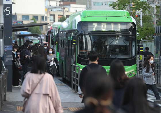 서울시버스노동조합 총파업이 철회된 가운데 26일 오전 서울역 버스정류장에서 버스들이 운행하고 있다. 서울시 시내버스 노사가 임금 5% 인상안에 합의하면서 서울 시내버스가 차질 없이 정상 운행한다. 2022.4.26/뉴스1