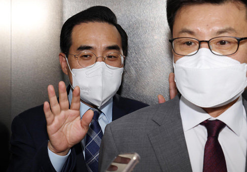 박홍근 더불어민주당 원내대표(가운데)가 25일 서울 여의도 국회에서 국회의장을 면담한 뒤 엘리베이터를 타고 자리를 떠나고 있다. 사진공동취재단
