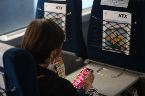 25일 서울역 부산행 KTX에서 시민들이 음식물을 섭취하고 있다. 2022.4.25/뉴스1 © News1
