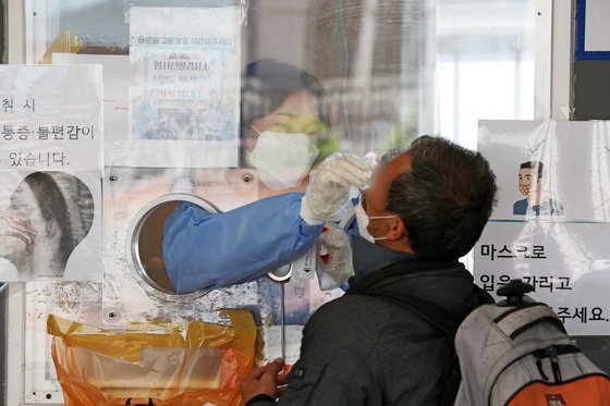 26일 오전 서울 중구 서울역광장 임시선별검사소에서 한 시민이 코로나19 검사를 받고 있다. 2022.4.26/뉴스1