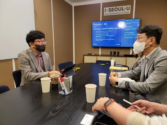 스케일업 전문가 조언 대담을 나누는 이강수 박사(왼쪽)와 김세원 웍스메이트 대표