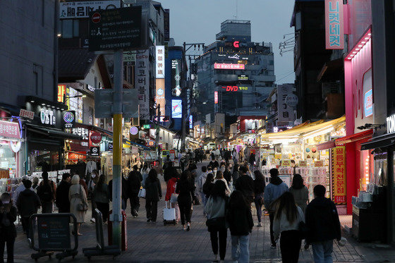 사회적 거리두기가 해제된 18일 저녁 서울 홍대거리가 시민들로 붐비고 있다. 이날부터 신종 코로나바이러스 감염증(코로나19)으로 2년 넘게 시행됐던 거리두기 조치가 대부분 종료됐다. 영업시간, 사적모임, 행사·집회, 종교활동, 실내취식금지 등 마스크 착용을 제외한 모든 사회적 거리두기 조치를 해제했다. 2022.4.18/뉴스1