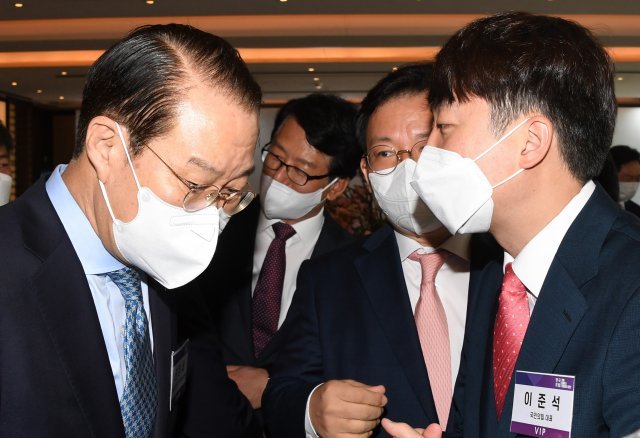 26일 오전 이준석 국민의힘 대표가 서울 웨스틴조선호텔에서 열린 ‘2022 한국포럼‘ 행사장에서  권영세 인수위 부위원장과 대화하고있다.  사진공동취재단