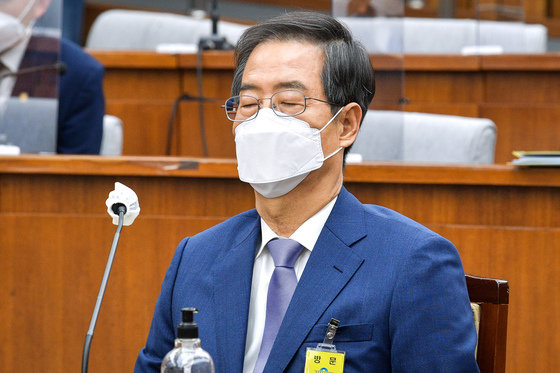 국회인사청문특위는 26일 한덕수 국무총리 후보자에 대한 이틀째 인사청문회를 열었으나 더불어민주당과 정의당이 한 후보자의 검증 자료 제출이 부실하다고 문제 삼아 이틀째 파행을 빚었다. (공동취재) 2022.4.26/뉴스1